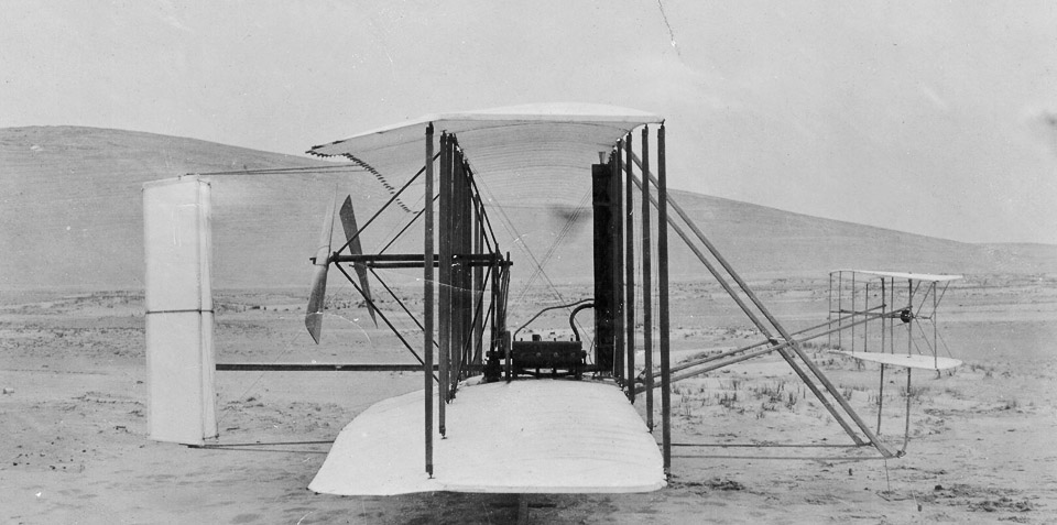 1903-12_Wright-Flyer-side-view_960_px_Wikimedia_Commons.jpg